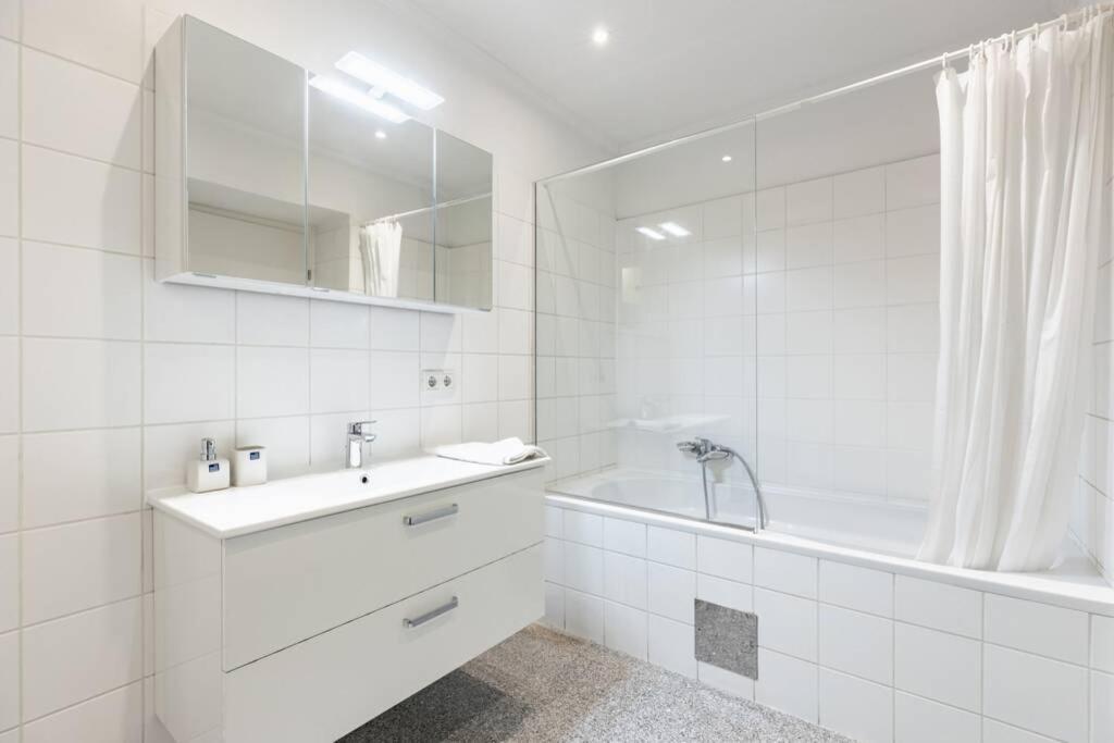 Chic One-bedroom With King-size Bed, Nestled In Vienna's Vibrant Heart * Wien