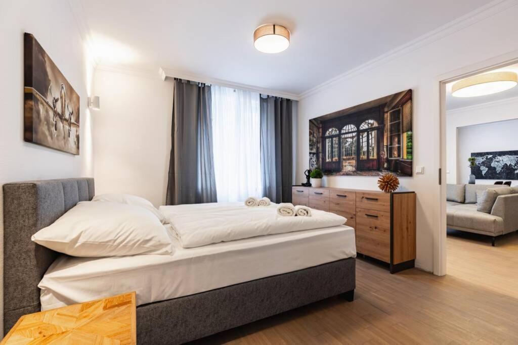 Chic One-bedroom With King-size Bed, Nestled In Vienna's Vibrant Heart Apartment Wien