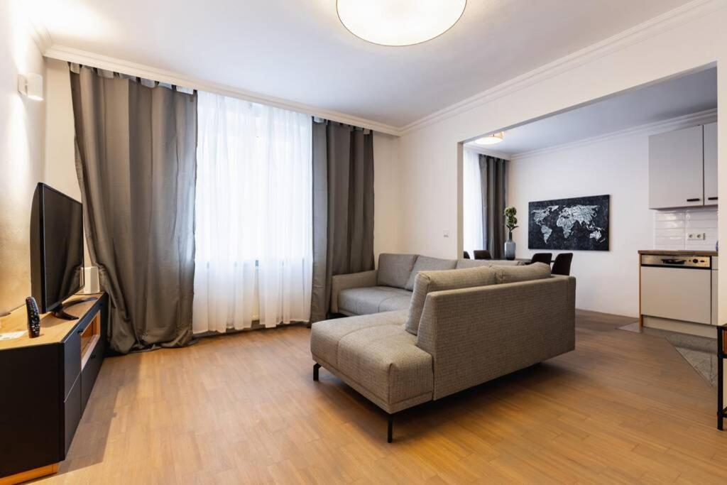 Chic One-bedroom With King-size Bed, Nestled In Vienna's Vibrant Heart Apartment *